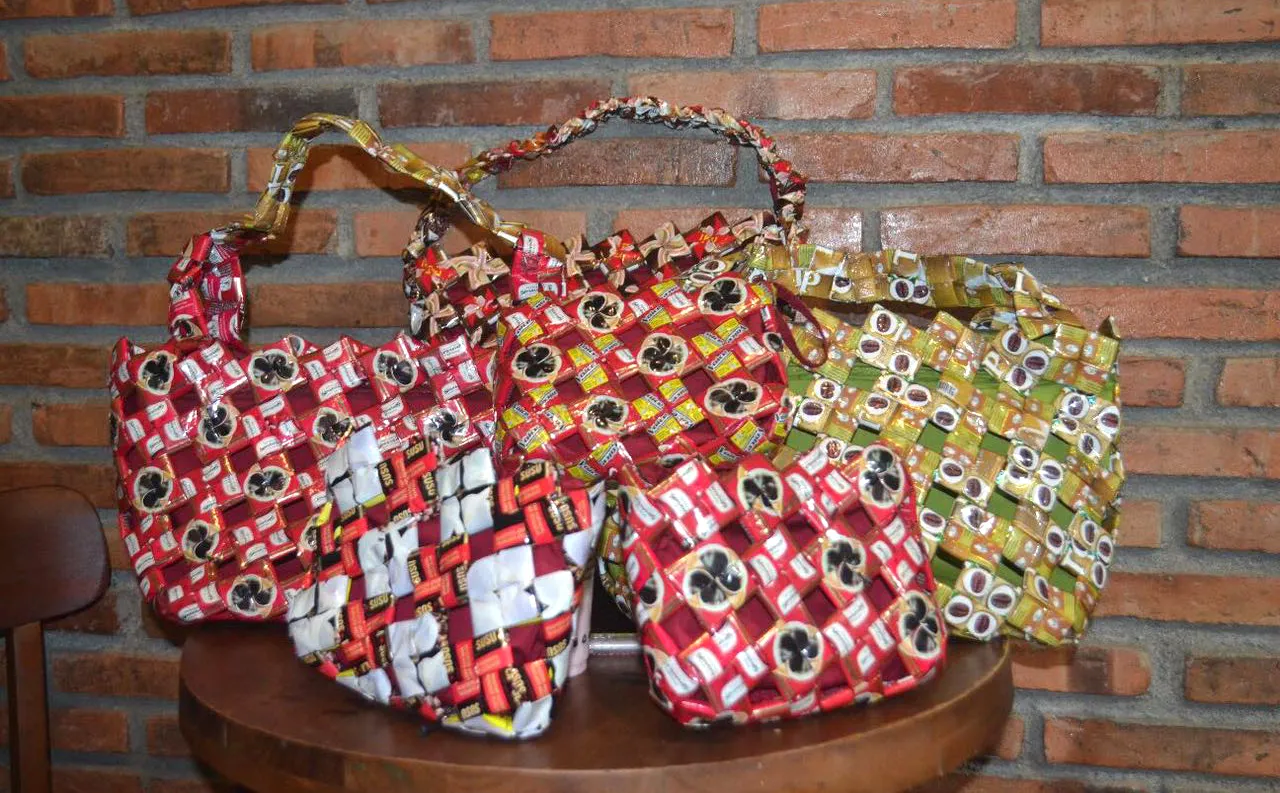 12. Anyaman tas dari bekas kemasan produk